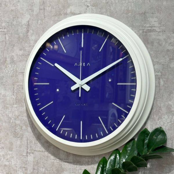  ساعت دیواری آرتا Arta کد 1199، ساعت دیواری گرد فلزی، رنگ سفید آبی، سایز 45 و موتور آرامگرد، ساعت دیواری با صفحه و جزییات مینیمال