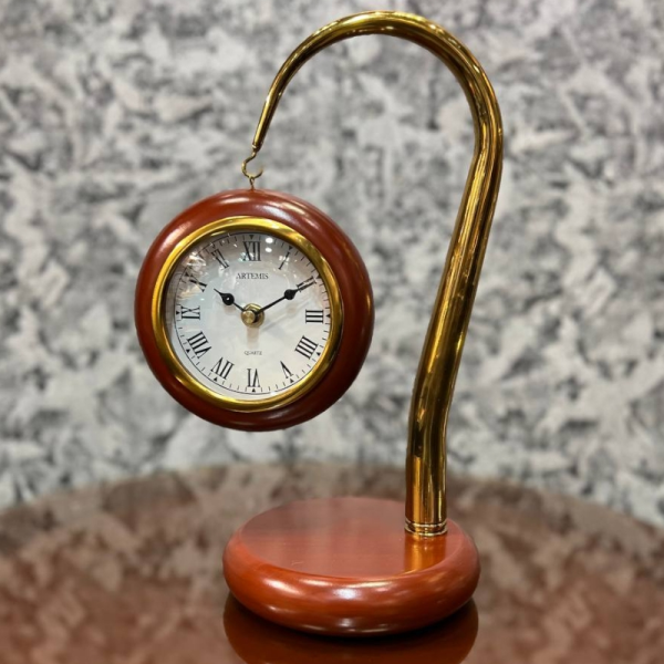 ساعت رومیزی فلزی آرتمیس مدل 1010، ساعت رومیزی بسیار زیبا و مدرن آرتمیس، دارای تنوع رنگ بندی و رنگ های زیبا، دکوری و بسیار زیبا، اعداد رومی، رنگ قهوه ای روشن