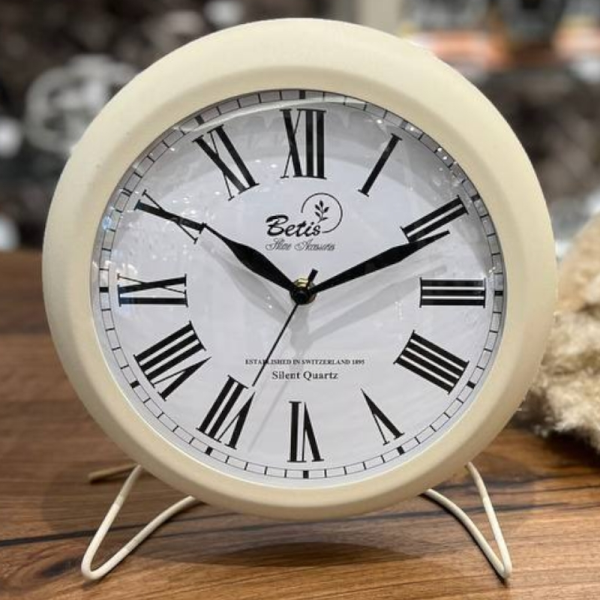 ساعت رومیزی بتیس مدل 3015، ساعت رومیزی فلزی لوکس، با تنوع رنگ بندی و رنگ آبکاری مات، اعداد رومی در صفحه ساعت، ترکیب رنگ کرم مات