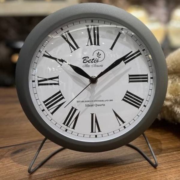 ساعت رومیزی بتیس مدل 3015، ساعت رومیزی فلزی لوکس، با تنوع رنگ بندی و رنگ آبکاری مات، اعداد رومی در صفحه ساعت، ترکیب رنگ طوسی