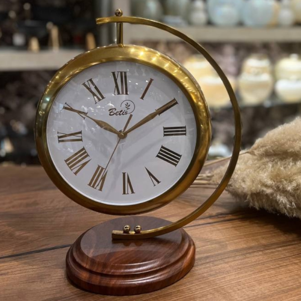 ساعت رومیزی بتیس مدل 3045، ساعت رومیزی فلزی لوکس، با تنوع رنگ بندی و رنگ آبکاری مات، اعداد رومی در صفحه ساعت، ترکیب رنگ طلایی