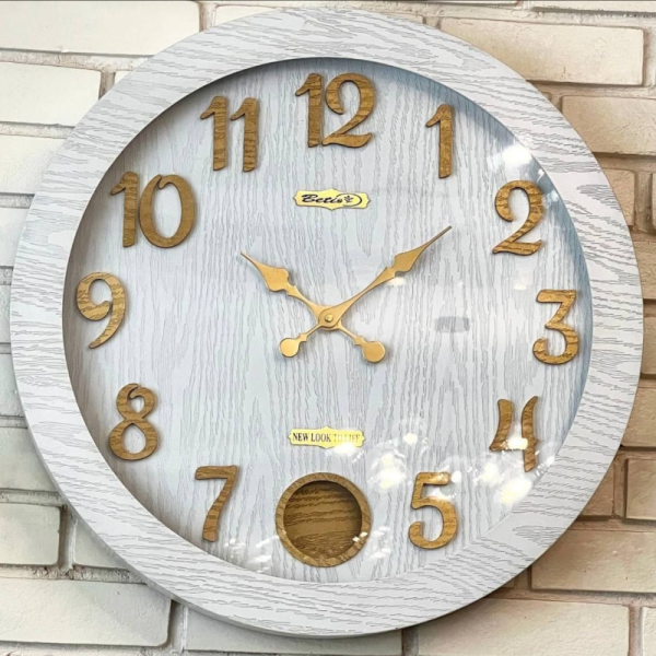 ساعت دیواری چوبی بتیس مدل 5808، ساعت دیواری سایز 58 موتور تایوانی با صفحه زیبا و خوانا، پاندول دار و دارای شمار و اعداد لاتین، رنگ سفید