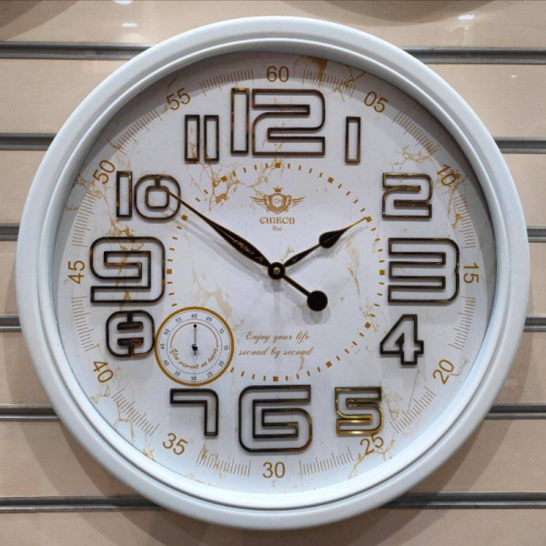 ساعت دیواری شیرون مدل R10، ساعت دیواری سایز 60 پلاستیکی طرح کلاسیک با صفحه تمام چوب و اعداد برجسته، دارای موتور ثانیه شمار مستقل، رنگ سفید