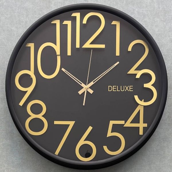  ساعت دیواری دلوکس کد 707، ساعت دیواری مدرن با طراحی مینیمال و دارای رنگ بندی، سایز 51 سانتی متر، رنگ طلایی