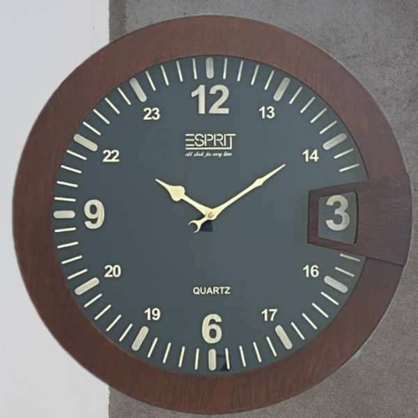 ساعت دیواری چوبی اسپریت مدل 1801، ساعت زیبا و کلاسیک با طراحی مینیمال، سایز 57، دارای اعداد ریز و مینیمال لاتین، رنگ قهوه ای
