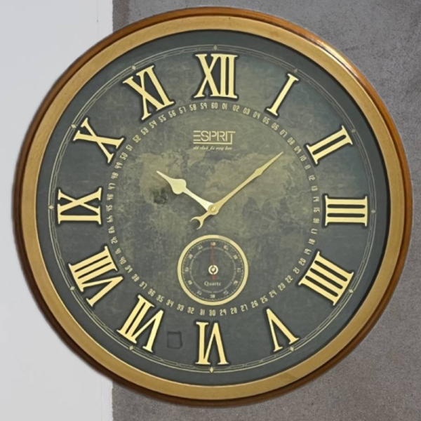 ساعت دیواری چوبی اسپریت مدل 2028، ساعت دیواری چوبی با موتور ثانیه شمار مستقل در پایین ساعت، دارای اعداد برجسته با فونت رومی و خاص و خوانا، رنگ قهوه ای