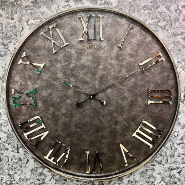 ساعت دیواری هانس مدل 304، ساعت دیواری مدرن با متریال تمام فلز و صفحه فوم ترک، دارای اعداد با فونت رومی و برجسته روی صفحه ساعت، ترکیب رنگ طوسی نقره ای، سایز 67