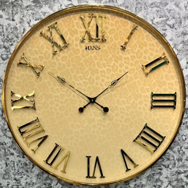 ساعت دیواری هانس مدل 304، ساعت دیواری مدرن با متریال تمام فلز و صفحه فوم ترک، دارای اعداد با فونت رومی و برجسته روی صفحه ساعت، ترکیب رنگ کرم طلایی، سایز 67