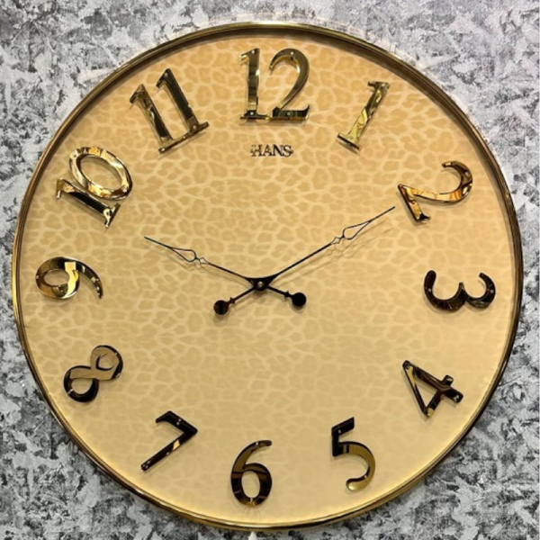 ساعت دیواری هانس مدل 8025، ساعت دیواری مدرن با متریال تمام فلز و صفحه فوم ترک، دارای اعداد دوبل با فونت لاتین و برجسته، ترکیب رنگ کرم طلایی، سایز 80