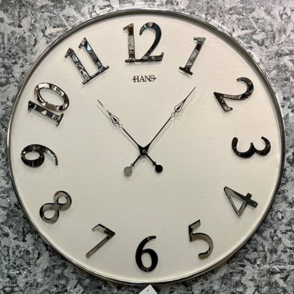 ساعت دیواری هانس مدل 8032، ساعت دیواری مدرن با متریال تمام فلز و صفحه فوم ترک، دارای اعداد دوبل با فونت لاتین و برجسته، ترکیب رنگ سفید نقره ای، سایز 80