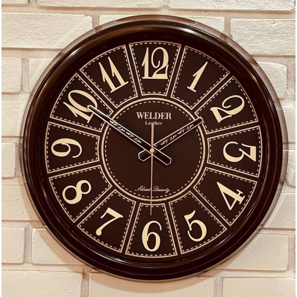 ساعت دیواری ولدر Welder مدل 540، ساعت دیواری سایز 43 با عقرب های متفاوت، دارای رنگ بندی و صفحه چرمی، فونت لاتین اعداد، دارای موتور درجه یک میتسو، رنگ قهوه ای تیره