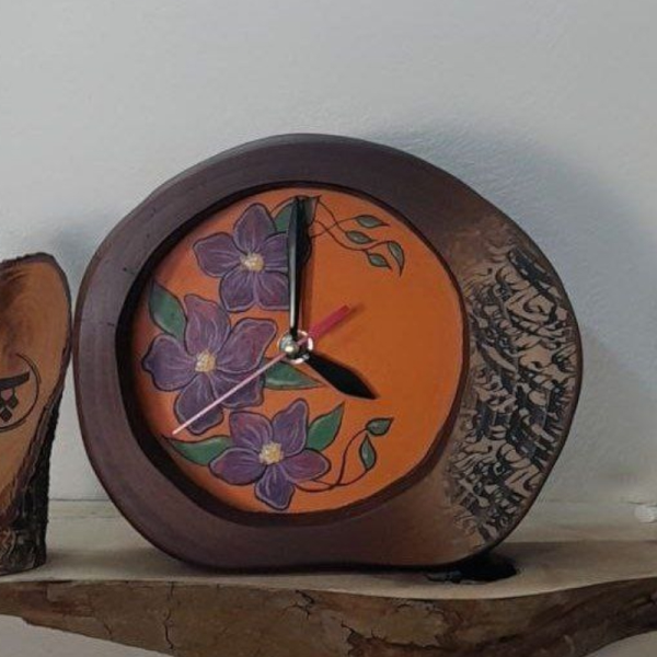 ساعت رومیزی چوبی دست ساز لوتوس مدل 350، ساعت رومیزی با طرحی متفاوت 18.20 سانت ساخته شده با چوب طبیعی افرا، طرح داخل ساعت متغیر، صفحه قهوه ای گل بنفش