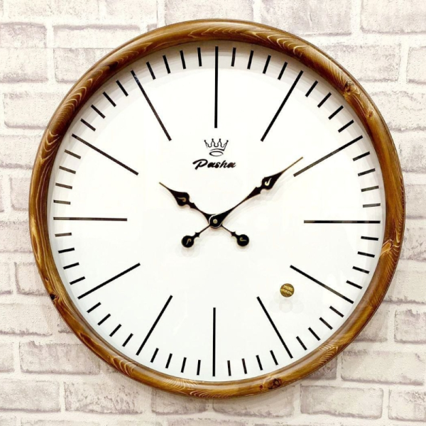 ساعت دیواری پاشا مدل pasha 658، ساعت دیواری با بدنه چوب طبیعی نراد روسی، موتور آرامگرد، طراحی مینیمال ساعت، ترکیب زیبا رنگ صفحه سفید و مشکی و بدنه قهوه ای، سایز 67