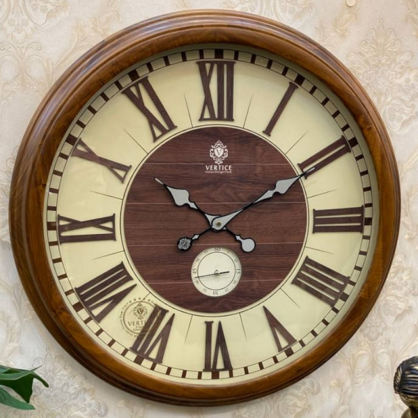 ساعت دیواری چوبی ورتیچ مدل 625، ساعت دیواری با چوب طبیعی سایز 60 با موتور آرامگرد تایوانی، دارای تنوع بسیار طرح و رنگ، رنگ قهوه ای و صفحه کرم رنگ با اعداد رومی
