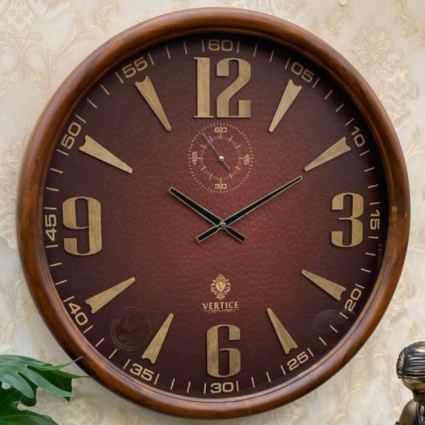 ساعت دیواری چوبی ورتیچ مدل 670، ساعت دیواری با چوب طبیعی سایز 60 با موتور آرامگرد تایوانی، دارای تنوع بسیار طرح و رنگ، رنگ قهوه ای  با اعداد لاتین