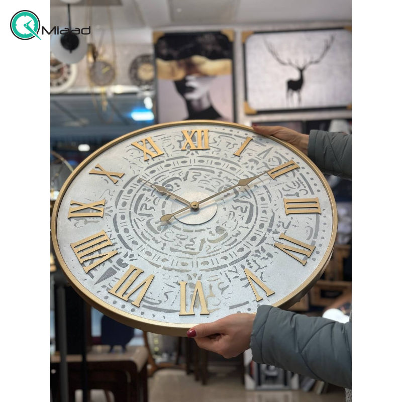 ساعت دیواری مدل خطی کد 1593، ساعت دیواری زیبا در دو سایز، متریال چوب و فلز، موتور تایوانی آرامگرد، اعداد برجسته رومی درشت طلایی رنگ، سایز 65 رنگ سفید کایروس
