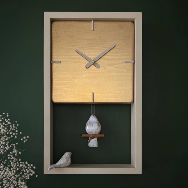 ساعت دیواری چوبی دست ساز، ساعت دیواری پاندولی ساخته شده با چوب طبیعی، ساعت دیواری با موتور تایوانی | رنگ کرم طلایی کد 151