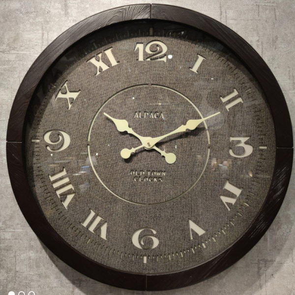 ساعت دیواری چوبی آلپاکا مدل 182/1 سایز 80، ساعت دیواری ساخته شده با چوب طبیعی روس، سبک کلاسیک، رنگ بندی صفحه تیره و روشن، اعداد لاتین و رومی با فونت بزرگ، صفحه تیره رنگ