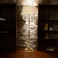 آباژور سالنی مدل 106، آباژور ایستاده مدرن و ظریف با سرپیچ معمولی E27 و دارای 30 آویز، دارای تنوع رنگی، متریال فلزی و طراحی مینیمال و ساده، فوق العاده با کیفیت، رنگ طلایی آباژور والتر چوبی