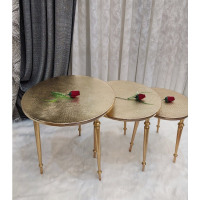 میز عسلی کد 5580، میز عسلی سه تکه مدل پوست ماری، آبکاری با کیفیت، دارای بسته بندی محکم، رنگ طلایی میز عسلی چوبی