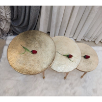 میز عسلی کد 5640، میز عسلی سه تکه مدل گل نیلوفر، آبکاری با کیفیت، دارای بسته بندی محکم، رنگ طلایی میز عسلی چوبی