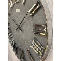 ساعت دیواری مدل چرمی کد 3980، ساعت دیواری مدل چرمی در دو سایز و تنوع رنگ و طرح، طراحی نوین با متریال چرمی، اعداد رومی، سایز 80، تیره نقره ای ساعت دیواری لوکس