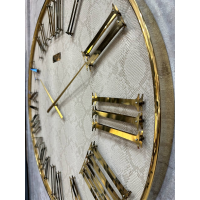 ساعت دیواری مدل چرمی کد 2860، ساعت دیواری مدل چرمی در دو سایز و تنوع رنگ و طرح، طراحی نوین با متریال چرمی، اعداد رومی، سایز 60، روشن طلایی ساعت دیواری لوکس