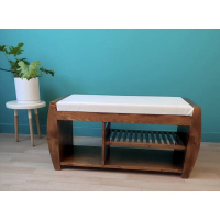 جاکفشی نشیمن هلالی چرم سفید مدل JK20015، نسخه بدون درب جاکفشی با طراحی سنتی، دارای طبقه های برای نگهداری کفش و جزییات مربوطه، نشیمن با رنگ و متریال چرم سفید  دکوراسیون