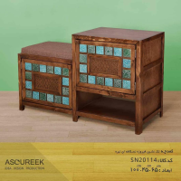 کمدچه تک نشین چوبی فیروزه مدل SN20114، کمدچه با طراحی سنتی، دارای یک فضا برای نشستن و استراحت کردن، دارای سطحی برای نگه داری وسایل دکوری، رنگ نسکافه ای روشن  دکوراسیون