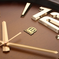 ساعت دیواری مارال، ساعت دیواری گرد کلاسیک سایز 52، موتور آرامگرد بی صدا درجه 1، موتور تایوانی، اعداد آبکاری طلایی و رنگ طرح چوب براق| کد 17 ساعت دیواری لوکس