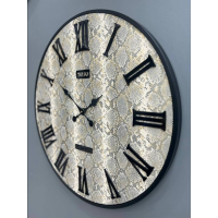 ساعت دیواری تسو مدل 1024، ساعت دیواری با متریال تمام فلز و صفحه چرمی، دارای اعداد با فونت رومی و برجسته روی صفحه ساعت، سایز 90، ترکیب رنگ کرم ساعت دیواری مدرن