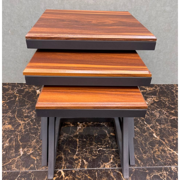 میز عسلی سه تیکه شوبرت مدل 4105، میز عسلی ساده با متریال چوب، دارای سه تیکه مجزا
