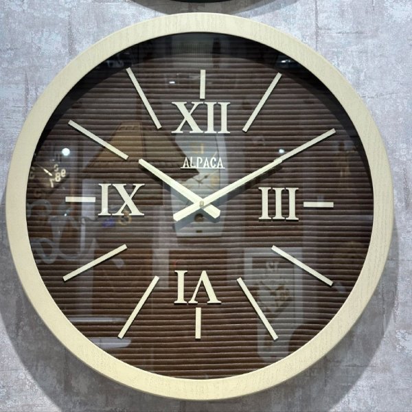  ساعت دیواری چوبی آلپاکا Alpaca کد GL73، ساعت دیواری رنگ کرم گرد صفحه چرم سایز 60 و موتور آرامگرد، ساعت دیواری با صفحه خاص و زیبا