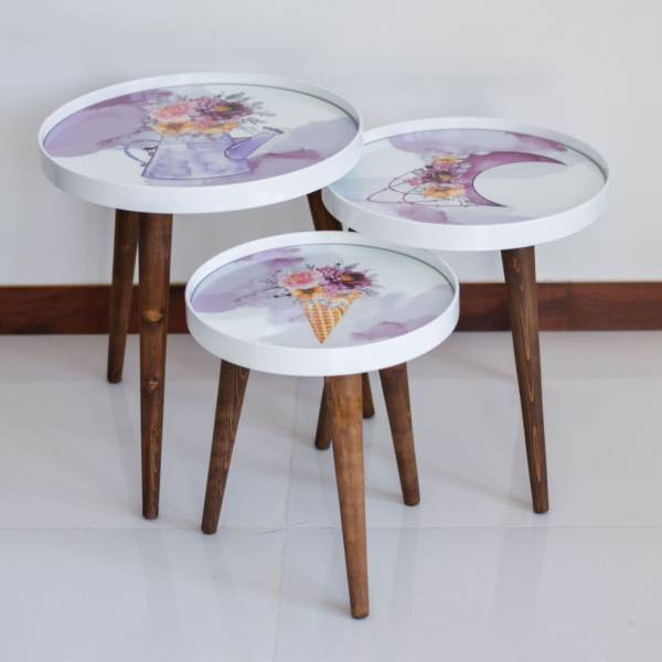 میز عسلی کد M104074، میز عسلی چوبی سه تکه طرح دار، نقاشی شده به سبک روستیک، دارای شیشه متحرک، میز عسلی مدل گرد سری 3