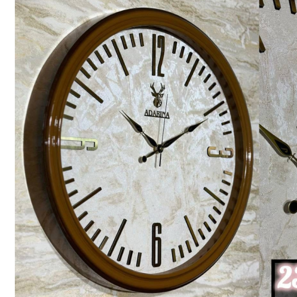 ساعت دیواری آدرینا مدل 2311، ساعت دیواری خاص با موتور آرامگرد درجه 1، صفحه ضد رطوبت شاین دار PVC، بدنه از متریال پلاستیک، سایز 55 سانتی متر، رنگ قهوه ای