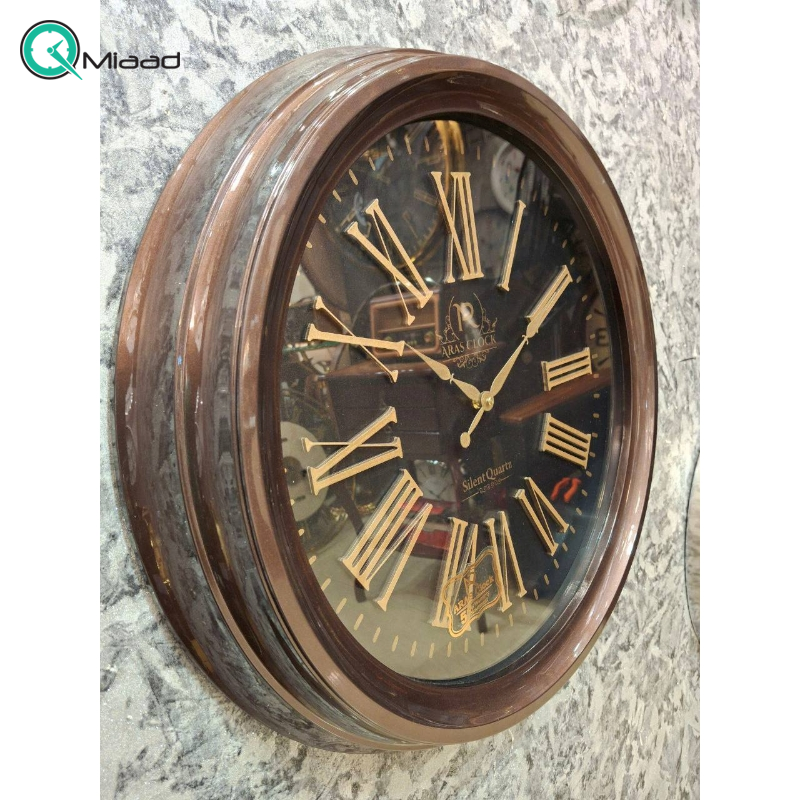 ساعت دیواری ارس مدل 925، ساعت دیواری با متریال پلاستیک ABS و صفحه تمام چوب، دارای اعداد رومی، موتور درجه یک تایوانی ساعت، رنگ قهوه ای  ساعت دیواری فلزی
