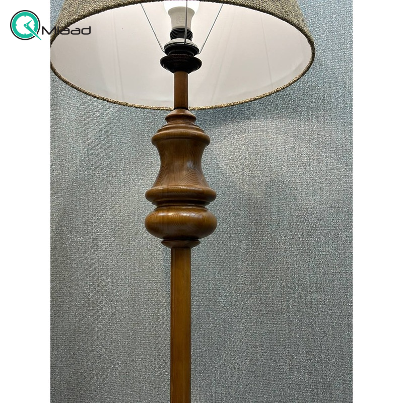 آباژور و چراغ خواب ایستاده مدل نیلا کد 2552، آباژور کنارسالنی با پایه چوبی فوق العاده با کیفیت، طرح زیبا شید با رنگ ساده و یک دست