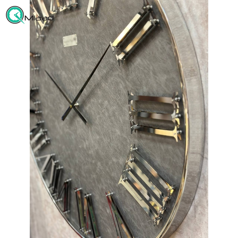ساعت دیواری مدل چرمی کد 3980، ساعت دیواری مدل چرمی در دو سایز و تنوع رنگ و طرح، طراحی نوین با متریال چرمی، اعداد رومی، سایز 80، تیره نقره ای ساعت دیواری جدید