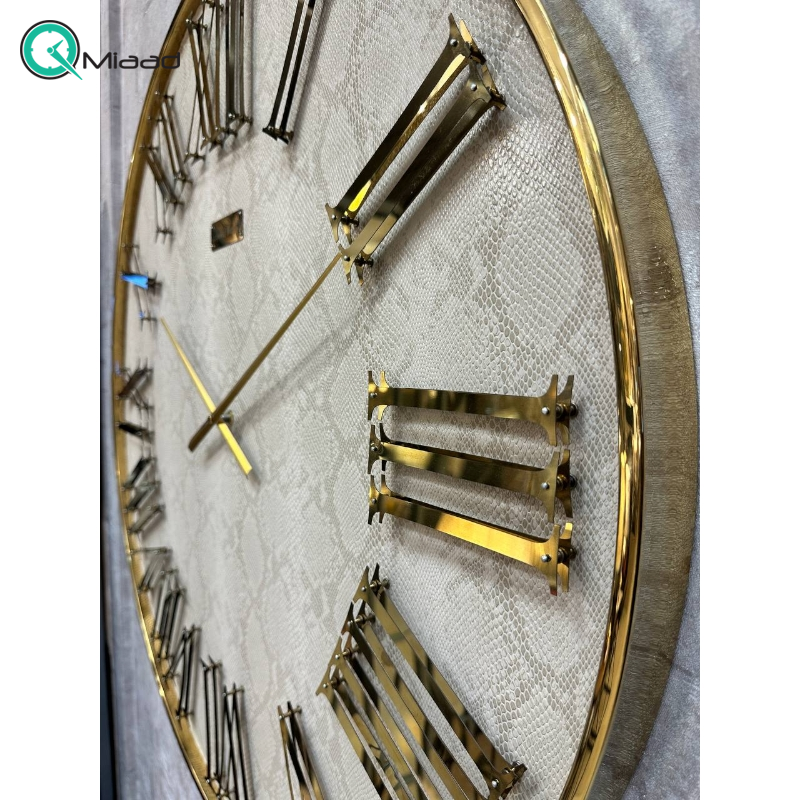 ساعت دیواری مدل چرمی کد 2860، ساعت دیواری مدل چرمی در دو سایز و تنوع رنگ و طرح، طراحی نوین با متریال چرمی، اعداد رومی، سایز 60، روشن طلایی ساعت دیواری جدید