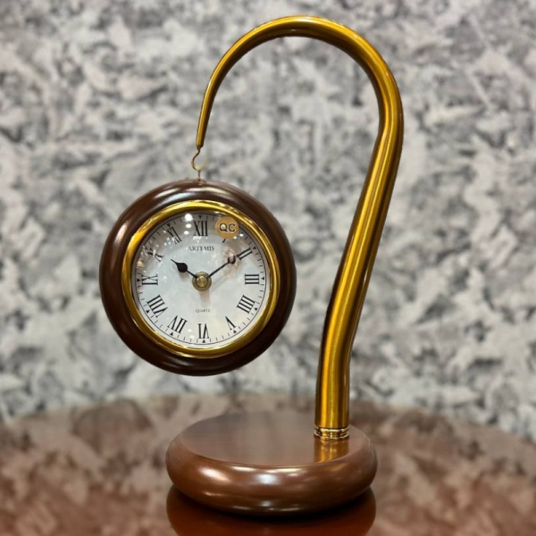 ساعت رومیزی فلزی آرتمیس مدل 1010، ساعت رومیزی بسیار زیبا و مدرن آرتمیس، دارای تنوع رنگ بندی و رنگ های زیبا، دکوری و بسیار زیبا، اعداد رومی، رنگ قهوه ای تیره