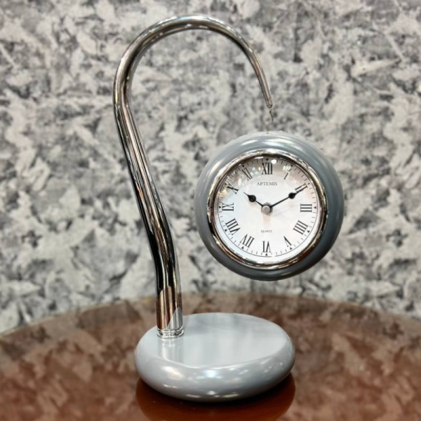 ساعت رومیزی فلزی آرتمیس مدل 1010، ساعت رومیزی بسیار زیبا و مدرن آرتمیس، دارای تنوع رنگ بندی و رنگ های زیبا، دکوری و بسیار زیبا، اعداد رومی، رنگ طوسی