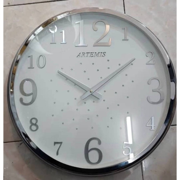 ساعت دیواری فلزی آرتمیس مدل 2000، ساعت دیواری فلزی و دایره ای شکل برند آرتمیس، سایز 43 سانت و طراحی مینیمال و مدرن، رنگ نقره ای