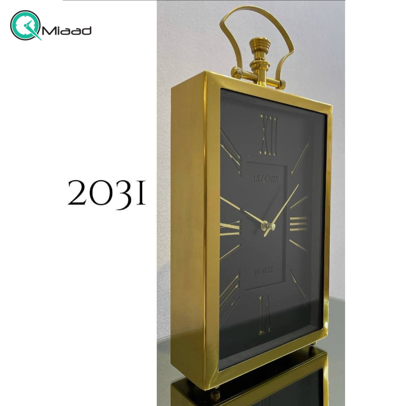 ساعت رومیزی فلزی آرتمیس مدل 2031، ساعت رومیزی خاص و فلزی با صفحه مشکی و اعداد رومی، دارای تنوع رنگی، رنگ طلایی صفحه مشکی ساعت رومیزی کلاسیک