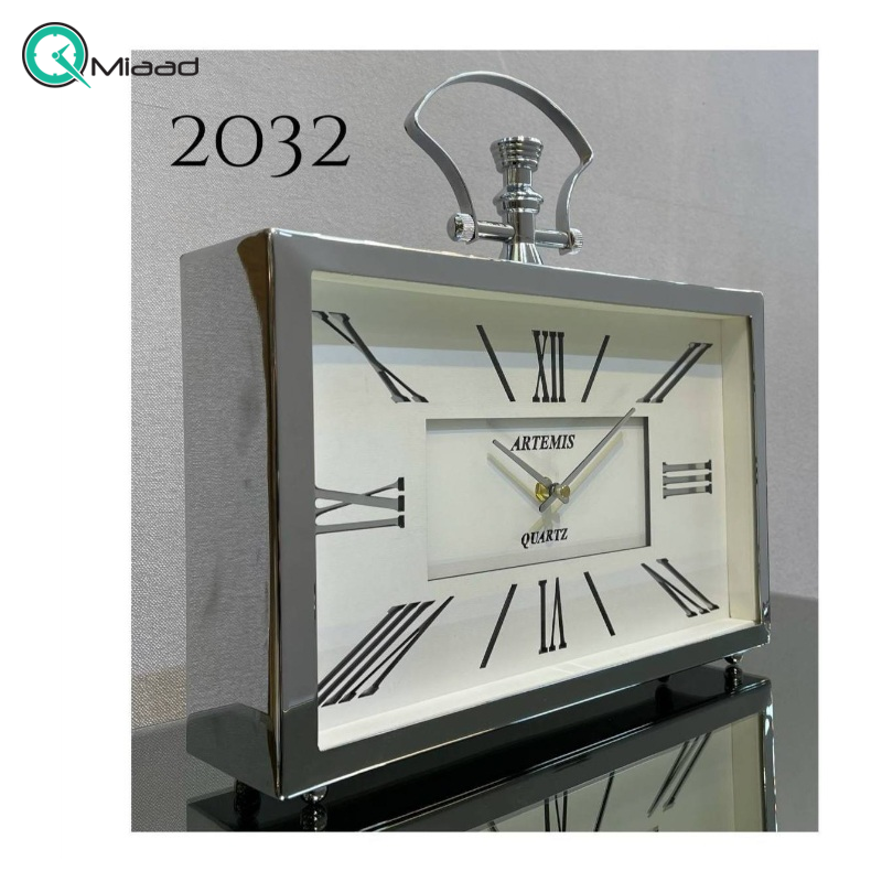 ساعت رومیزی فلزی آرتمیس مدل 2032، ساعت رومیزی مستطیلی خاص و فلزی با صفحه سفید و اعداد رومی، دارای تنوع رنگی، رنگ نقره ای صفحه سفید ساعت رومیزی کلاسیک