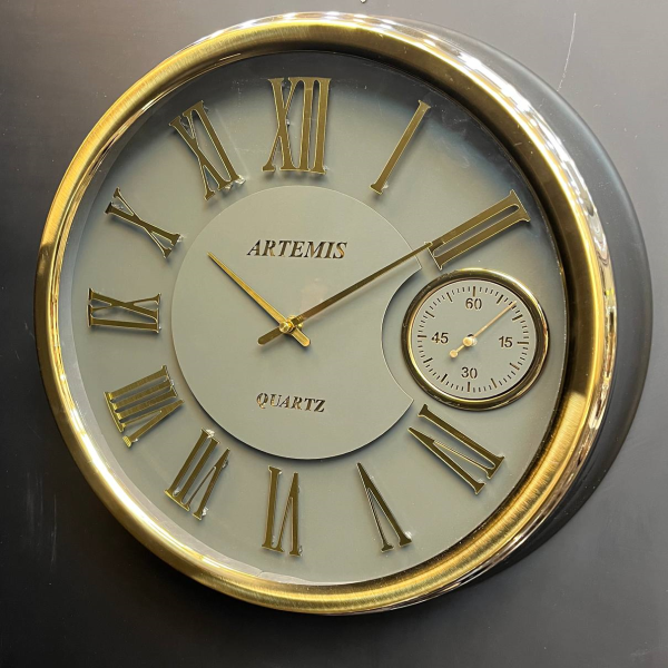 ساعت دیواری فلزی آرتمیس مدل 2039، ساعت دیواری فلزی و آبکاری شده، رنگ تیتانیوم و جزییات طلایی و صفحه سفید، دارای موتور ثانیه شمار مستقل، سایز 42