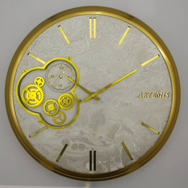 ساعت دیواری فلزی آرتمیس مدل 2040، ساعت دیواری فلزی و آبکاری شده سایز 40، دارای چرخ دنده های فعال روی صفحه ساعت، رنگ طلایی