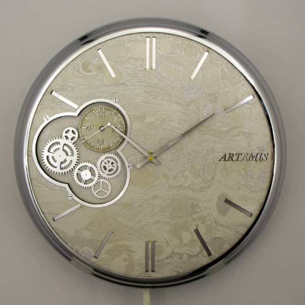 ساعت دیواری فلزی آرتمیس مدل 2040، ساعت دیواری فلزی و آبکاری شده سایز 40، دارای چرخ دنده های فعال روی صفحه ساعت، رنگ نقره ای