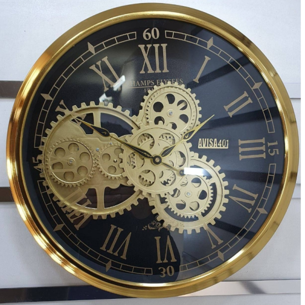 ساعت دیواری اویسا مدل 401، ساعت دیواری ساخته شده با بدنه فلزی، دارای چرخ دنده متحرک روی صفحه ساعت، اعداد رومی، رنگ طلایی با آبکاری فورتیک، سایز 45