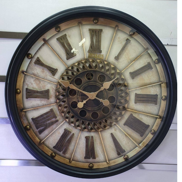 ساعت دیواری اویسا مدل 405، ساعت دیواری ساخته شده با بدنه پلاستیک، دارای چرخ دنده متحرک روی صفحه ساعت، اعداد رومی، رنگ مشکی، سایز 68