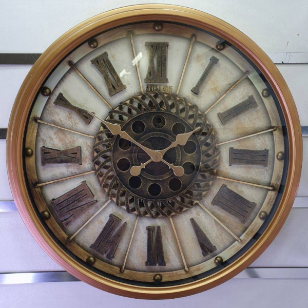 ساعت دیواری اویسا مدل 405، ساعت دیواری ساخته شده با بدنه پلاستیک، دارای چرخ دنده متحرک روی صفحه ساعت، اعداد رومی، رنگ طلایی، سایز 68
